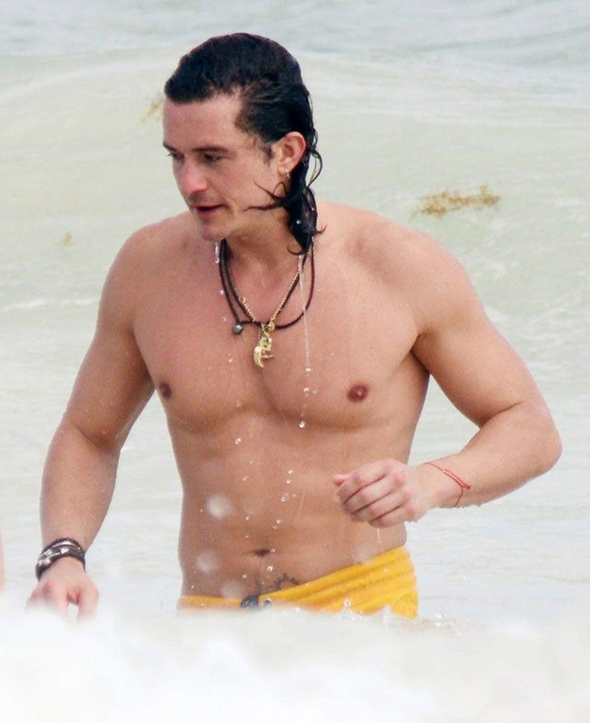 Orlando Bloom con un bañador amarillo a la salida del mar