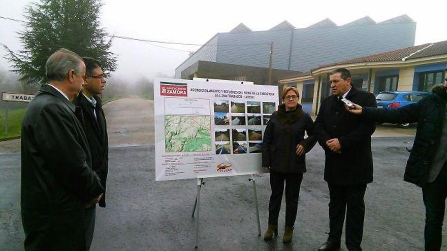 Mayte Martín Pozo inaugura la carretera de Latedo a Trabazos.