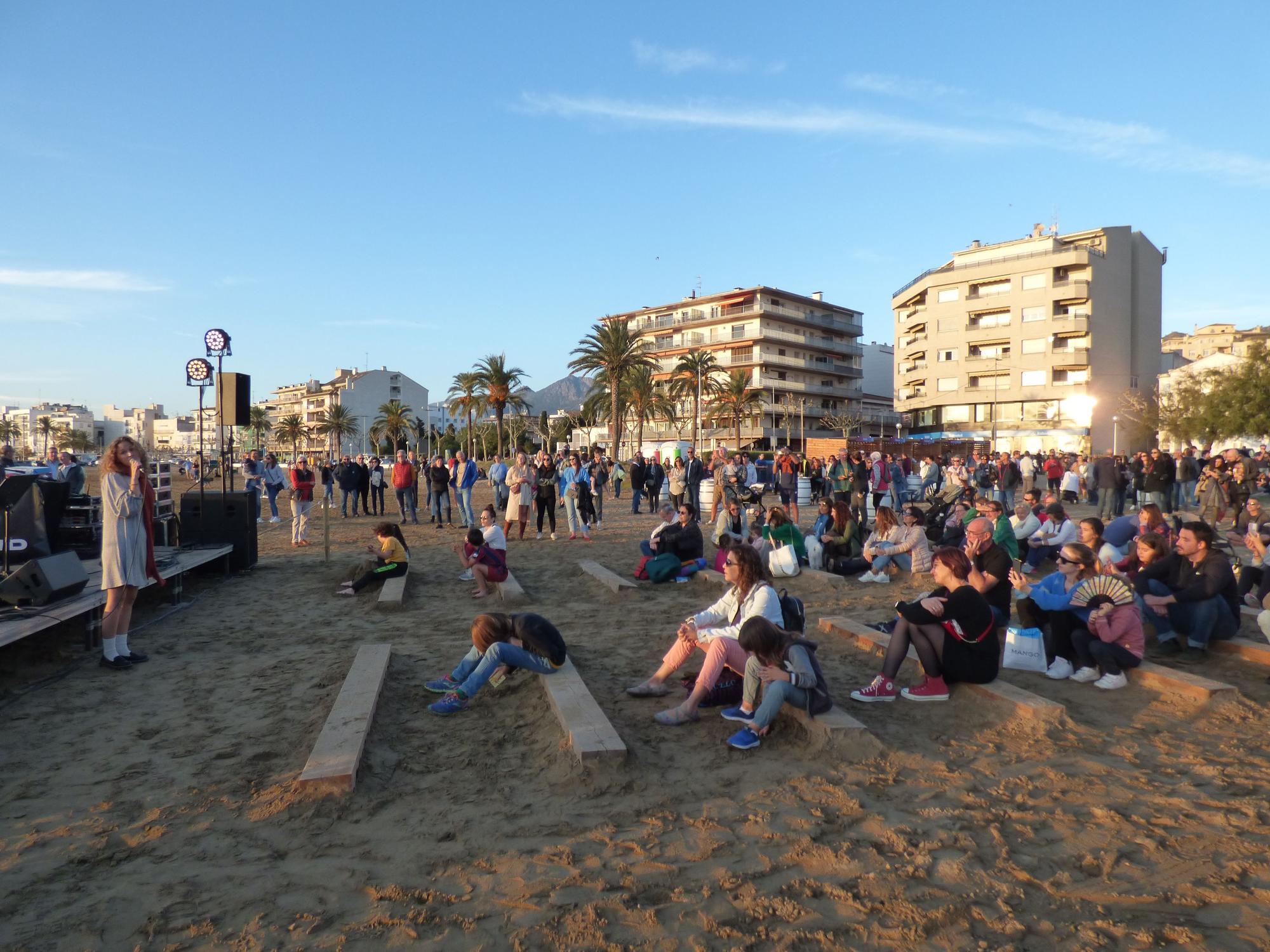 El Festivalet de Roses omple la platja de la Perola