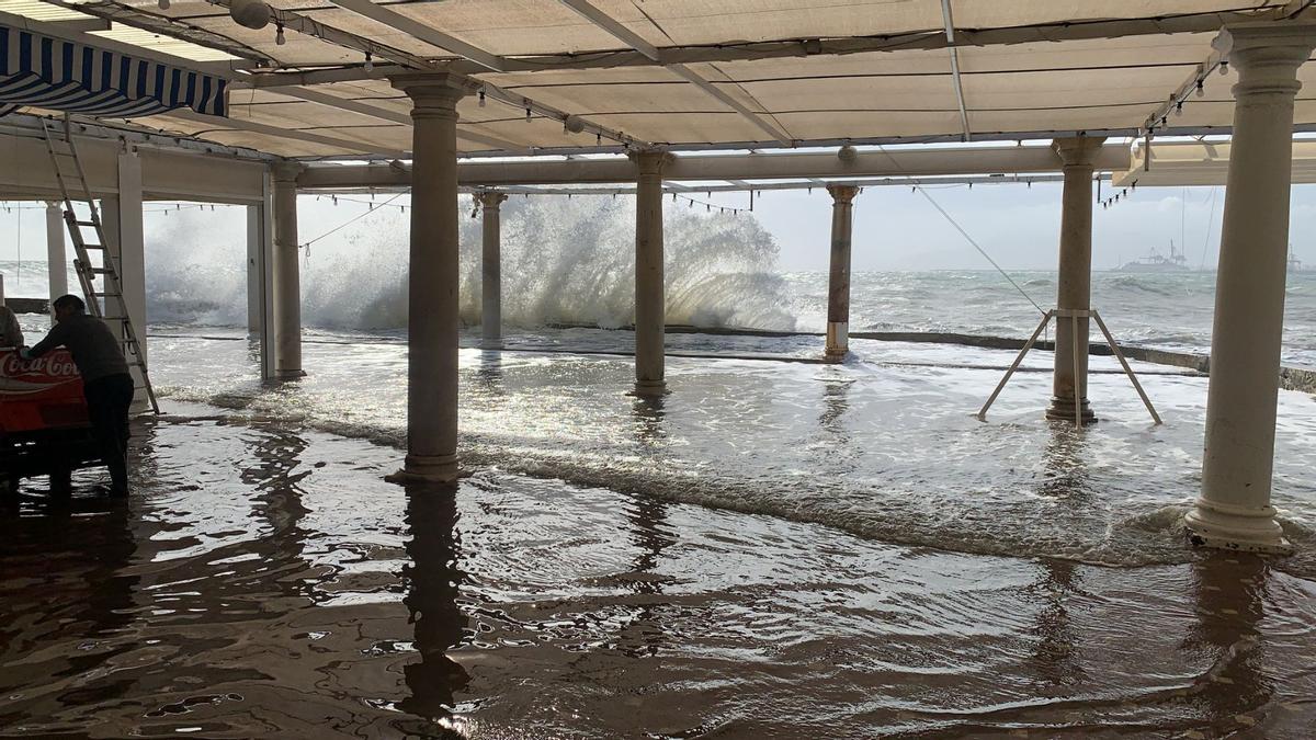 El espigón del Balneario de los Baños del Carmen, golpeado por el fuerte oleaje