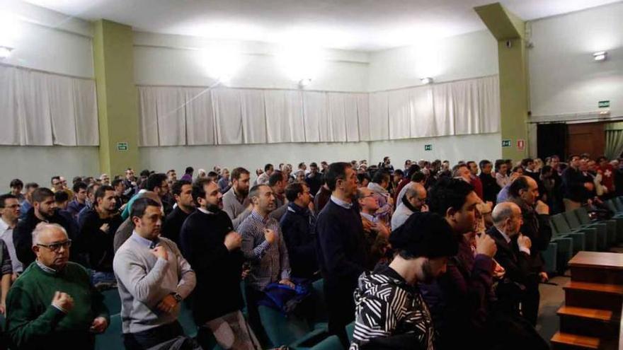 Rezo inicial de los hermanos antes de iniciar la asamblea extraordinaria del Santo Entierro.