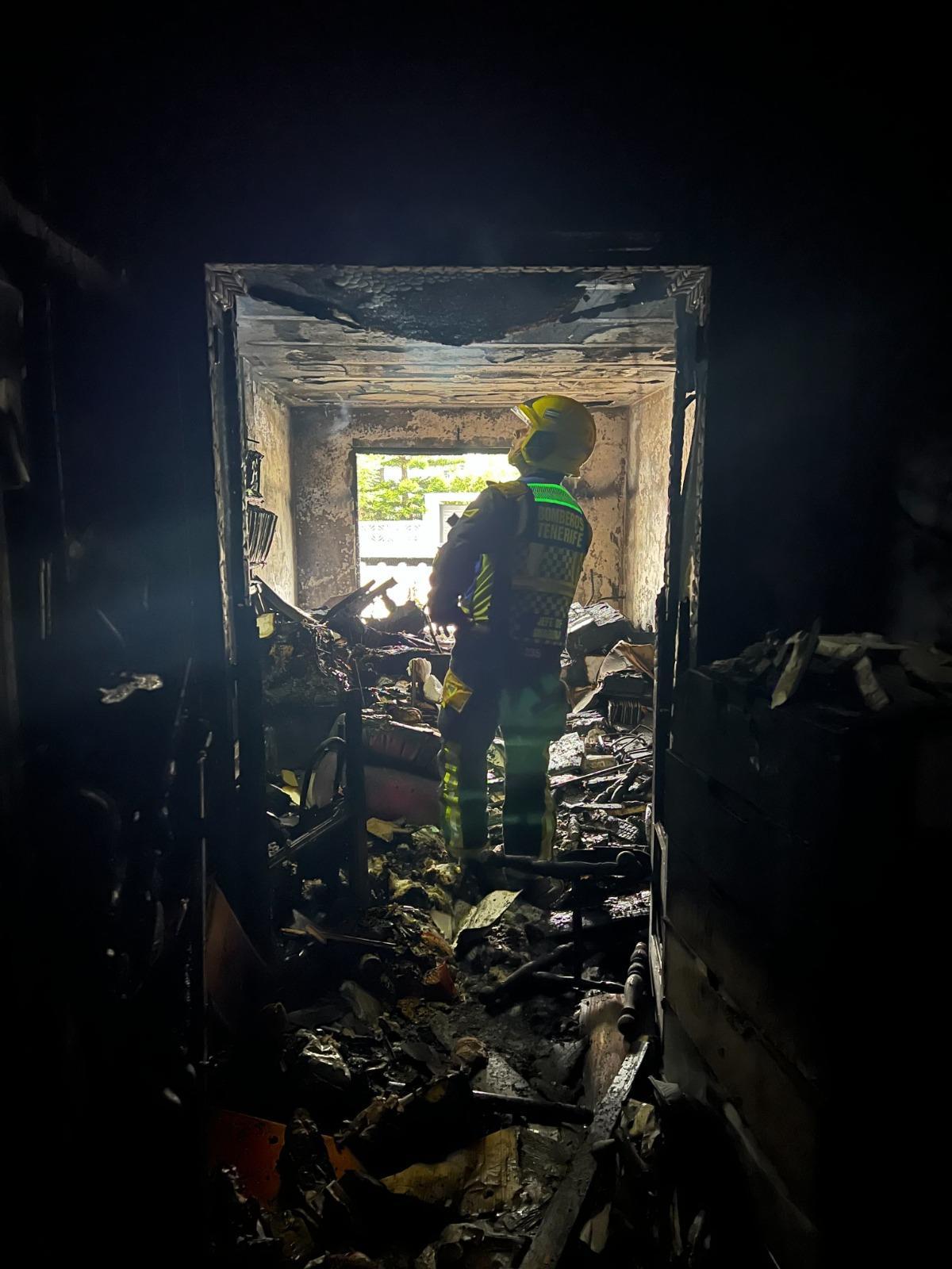 Muere una mujer y evacuadas treinta personas durante el incendio de un edificio en Tenerife