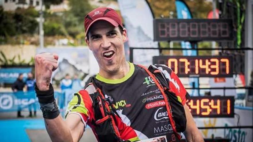 Vicent Gandia celebra el triunfo en el Trail Costa Blanca.