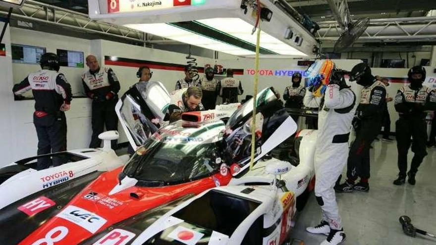 Alonso, a la derecha, antes de subir al coche, ayer.