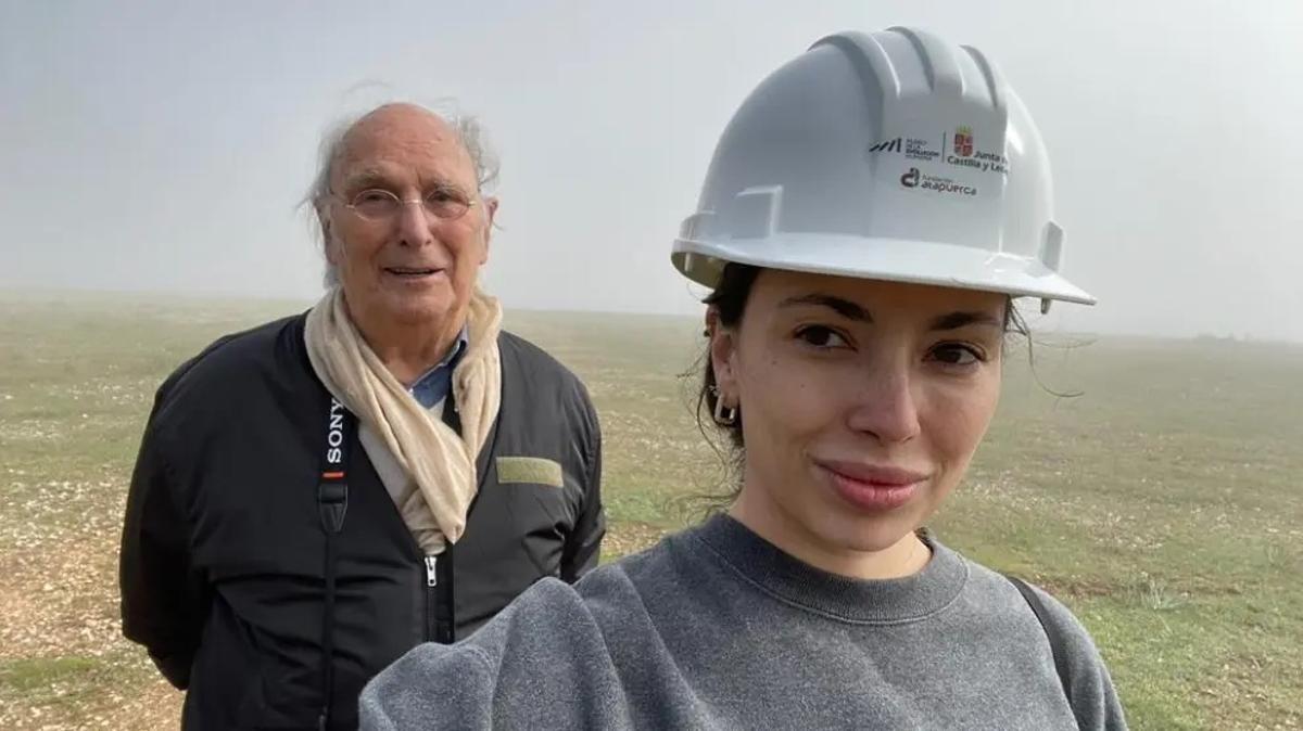 Anna se hace un selfie con su padre Carlos Saura durante el rodaje de 'Las paredes hablan' en Atapuerca.