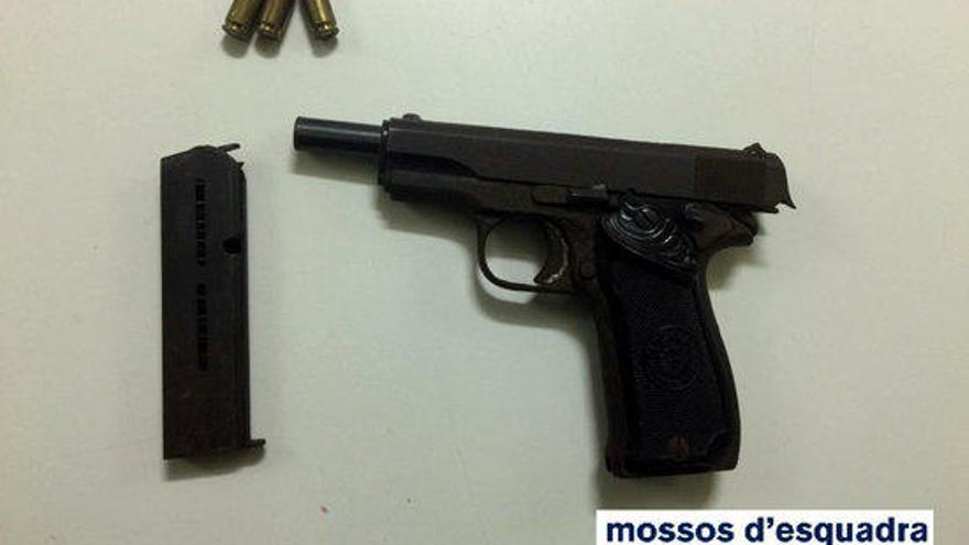 La pistola i els cartutxos de 9 mm que el detingut portava amagats.