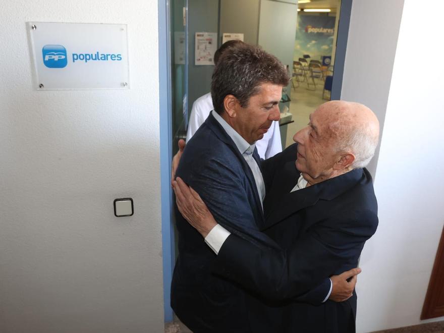 Mazón y Cholbi se abrazan en la puerta de la sede del PP