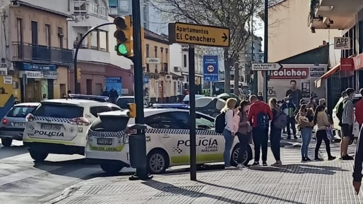 Despliegue de la Policía Local para detener al presunto autor del robo.