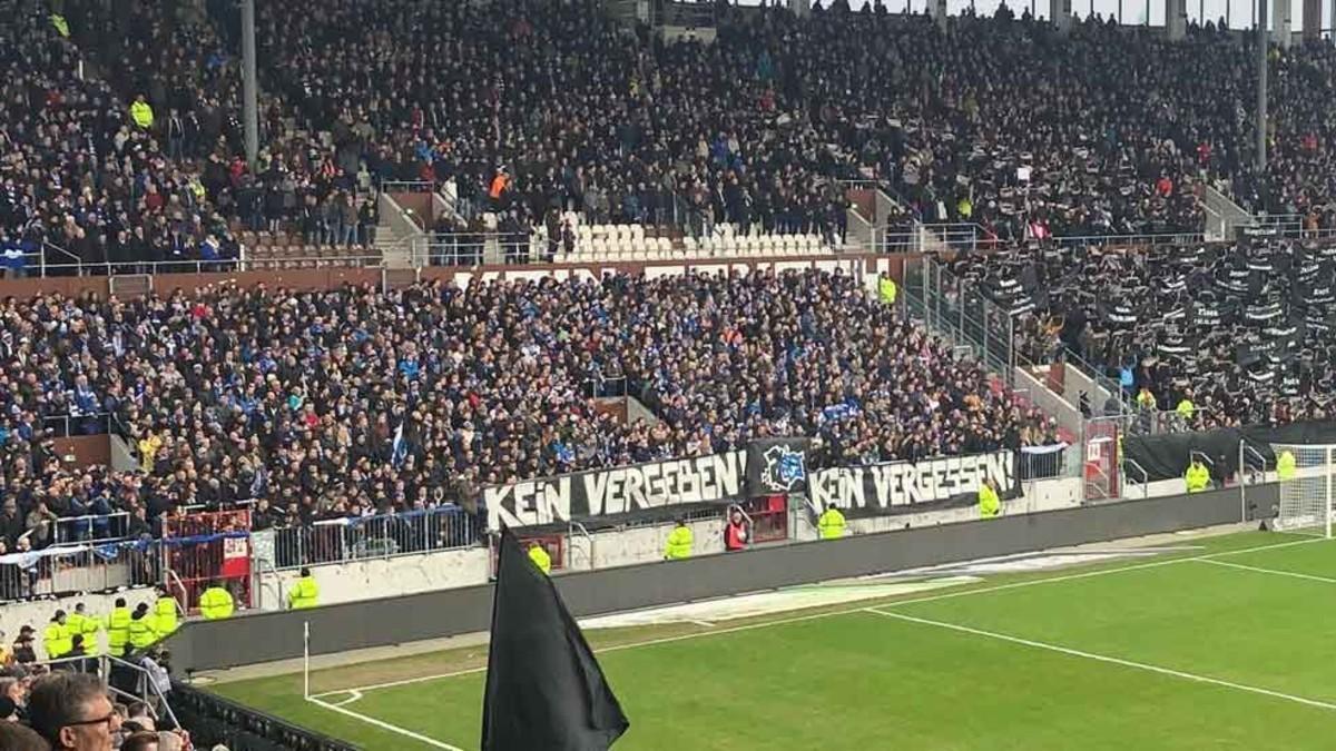 La afición del Sankt Pauli ha llevado a cabo este domingo un homenaje a las víctimas del Holocausto