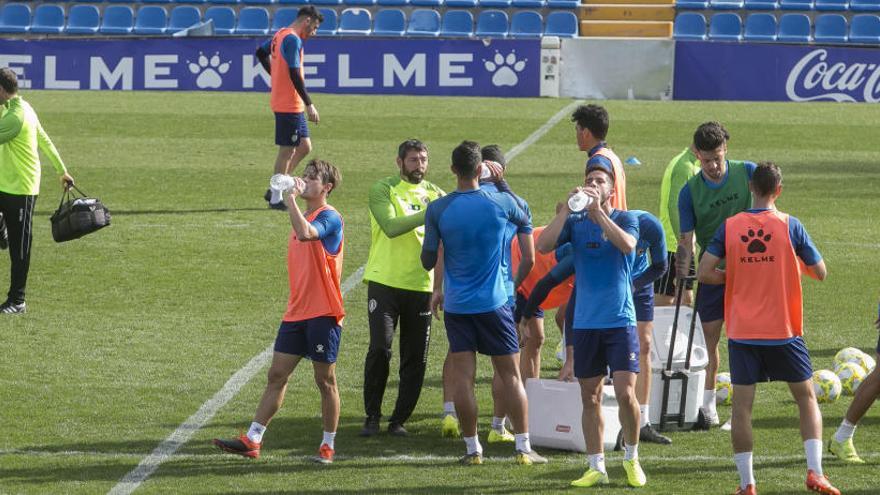 Antonio Moreno, en un entrenamiento con los futbolistas de Hércules.