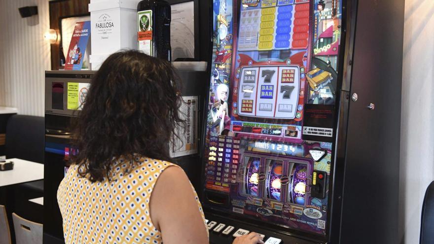 Una mujer juega en una máquina tragaperras, en A Coruña. |  Víctor Echave