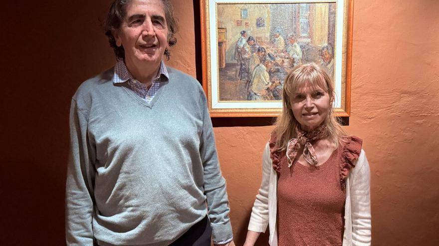 De Luxán Meléndez y Reyes Hernández, en una sala de la exposición en la Casa-Museo León y Castillo.