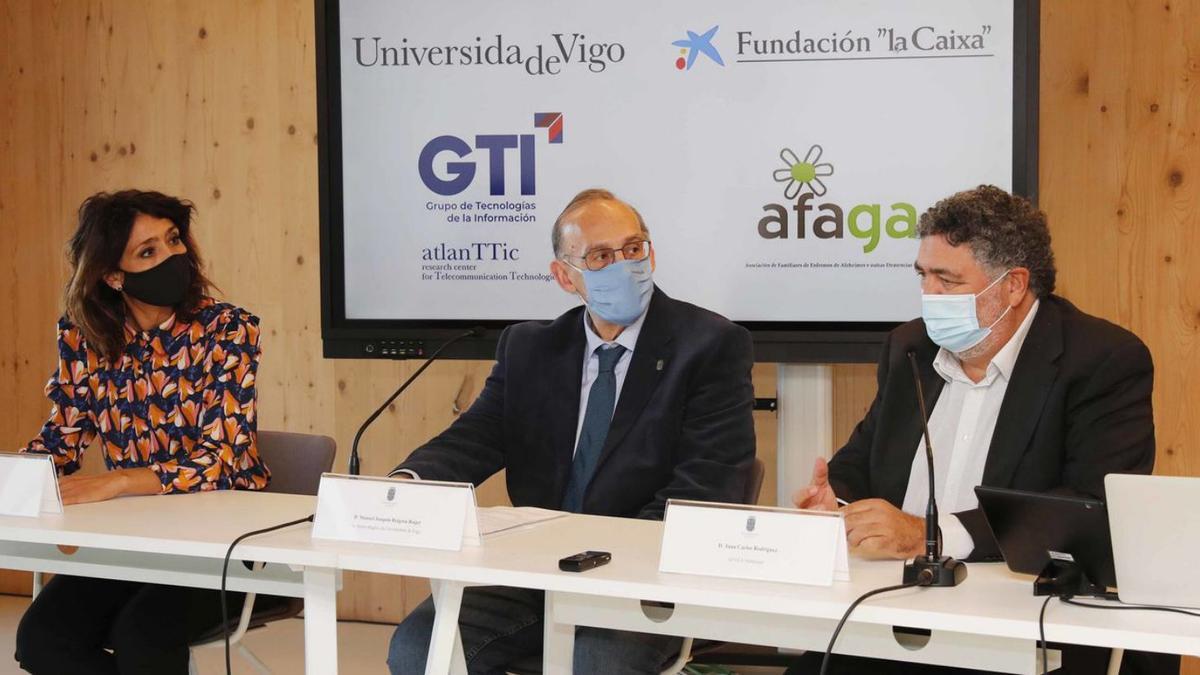 Susan Santos, Manuel Reigosa y Juan Carlos Rodríguez, ayer, en el edificio Redeiras.