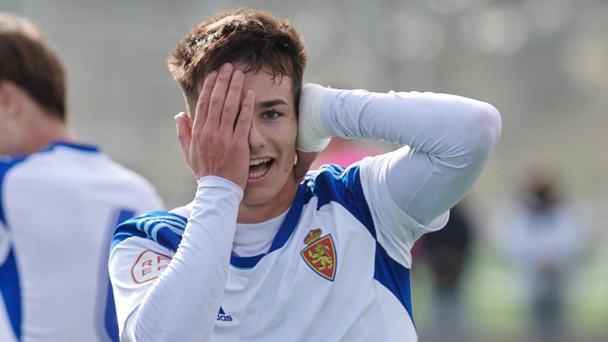 Pau Sans celebra un gol con el División de Honor juvenil del Real Zaragoza.