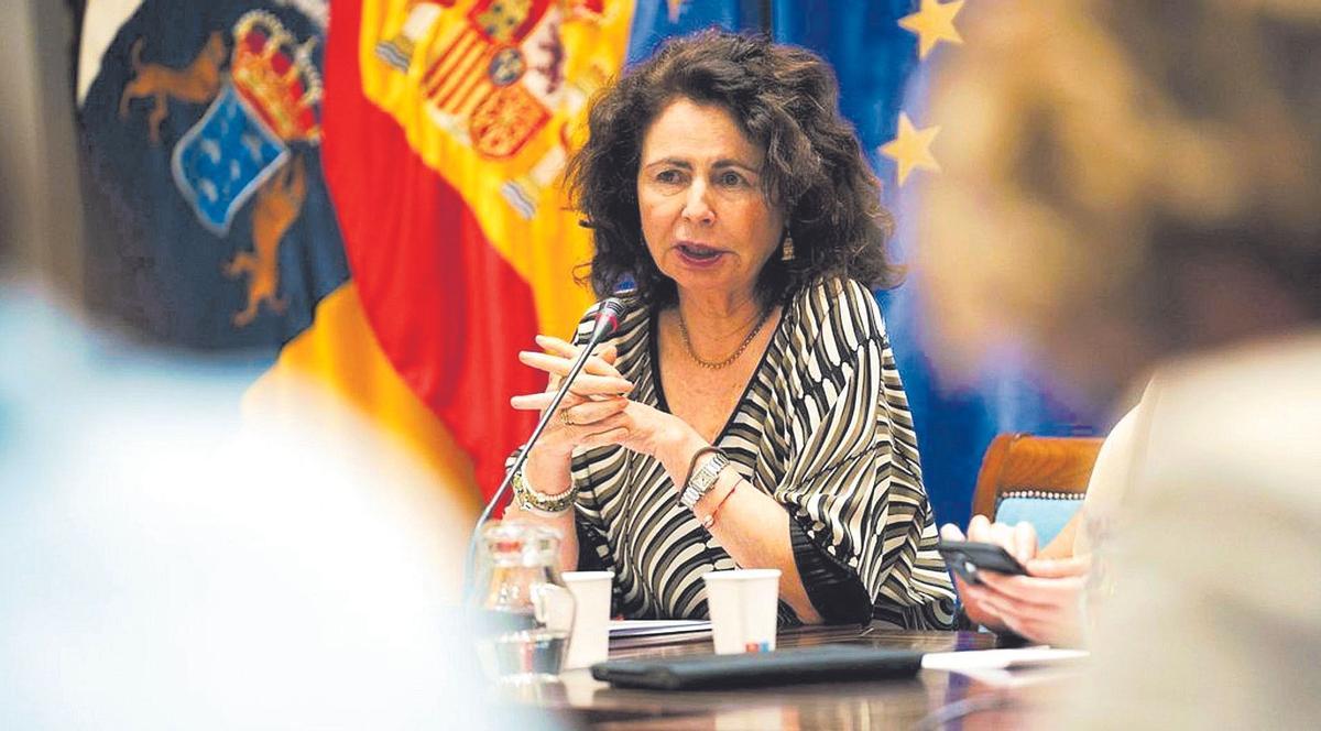 La consejera de Hacienda del Gobierno de Canarias, Matilde Asián, en comisión parlamentaria.