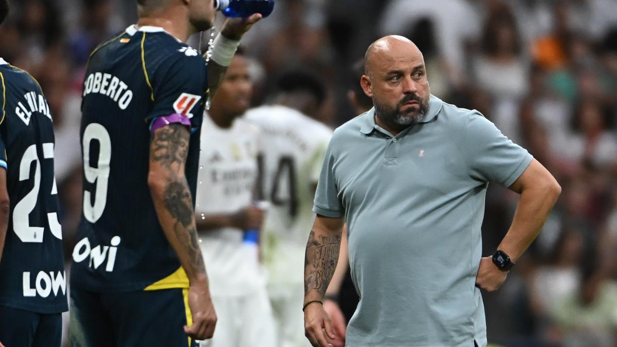 El entrenador del RCD Espanyol Manolo González, durante el partido ante el Madrid en el Bernabéu
