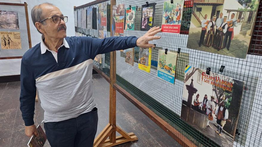 Federico Rodríguez Pérez señala algunas de las portadas de discos de folclore canario de su colección.  | LP/DLP
