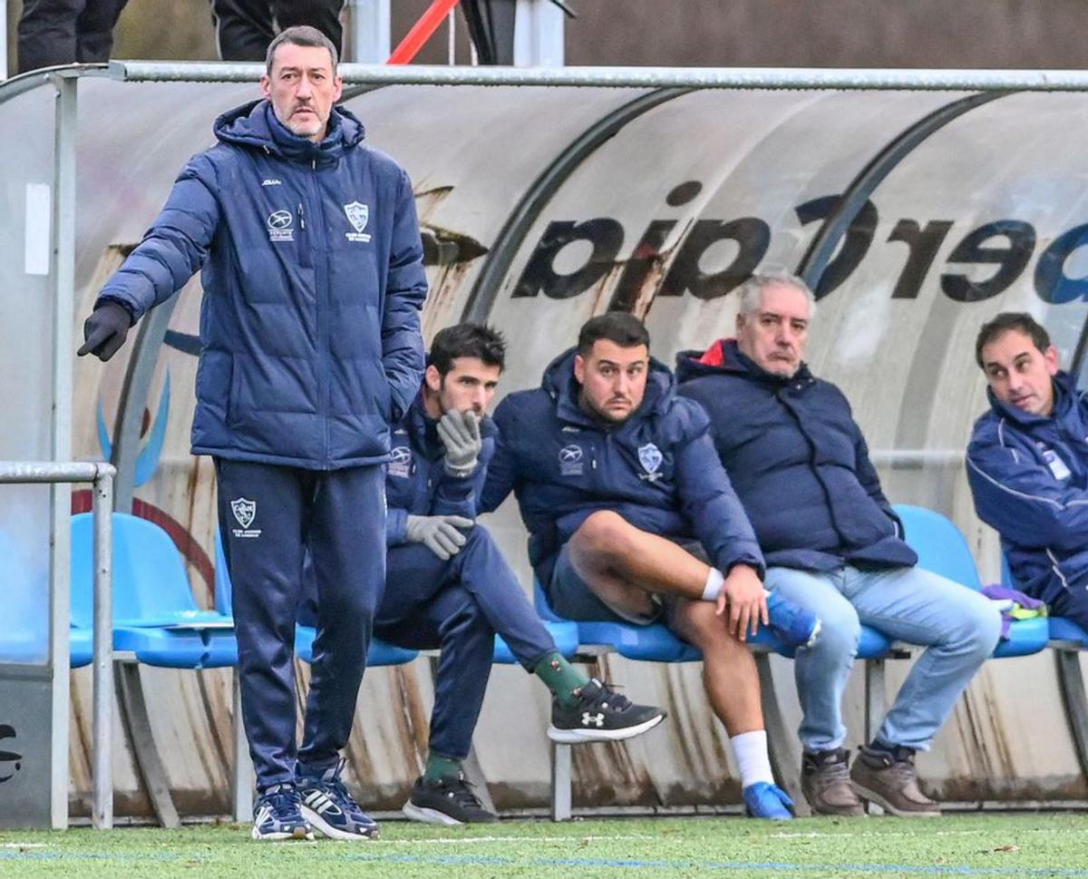 Sergio Sánchez, ayer, dando instrucciones. | ÁREA 11