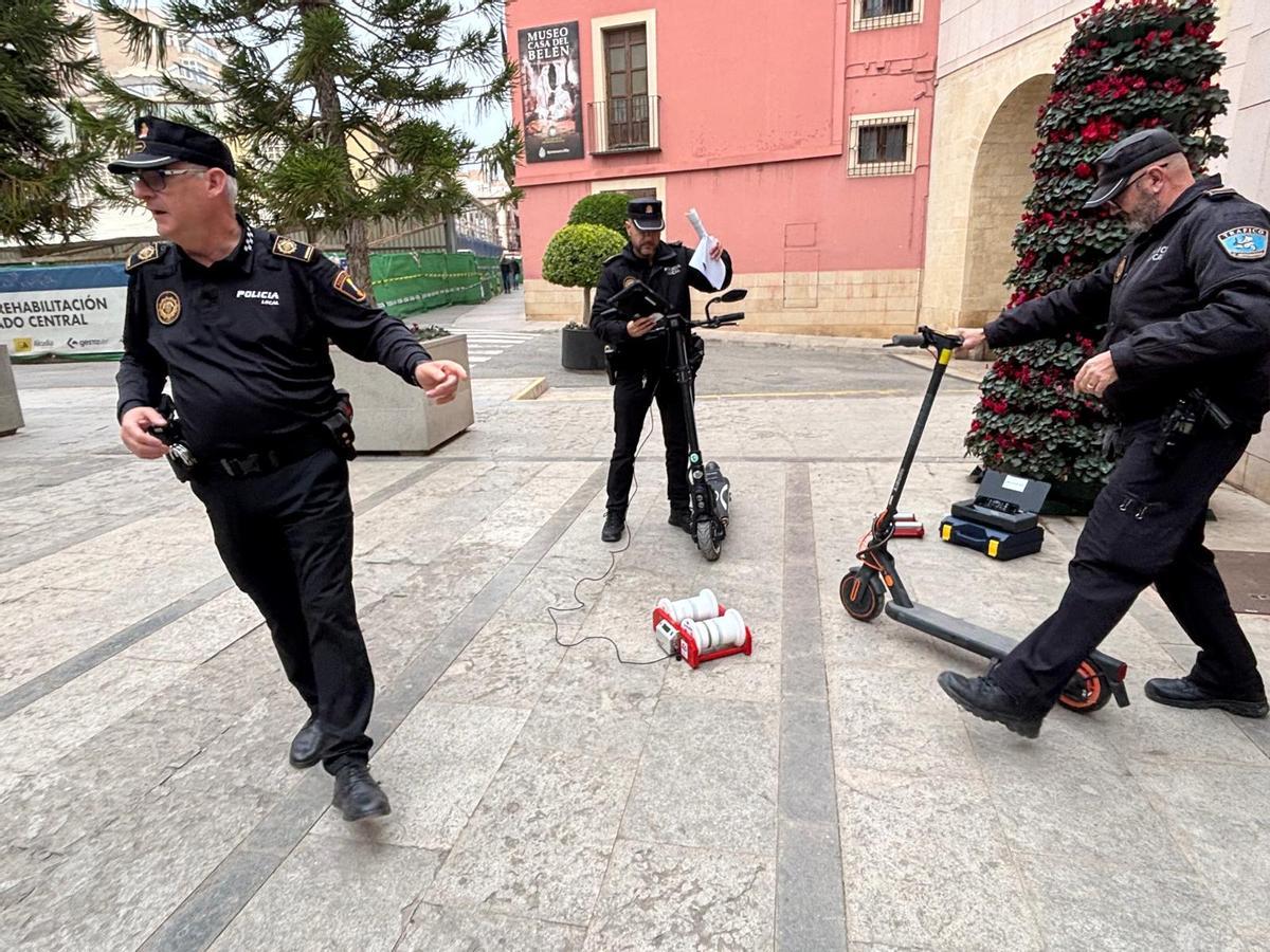 Los agentes de Elche mostraron cómo se mide la velocidad a la que puede ir un patinete