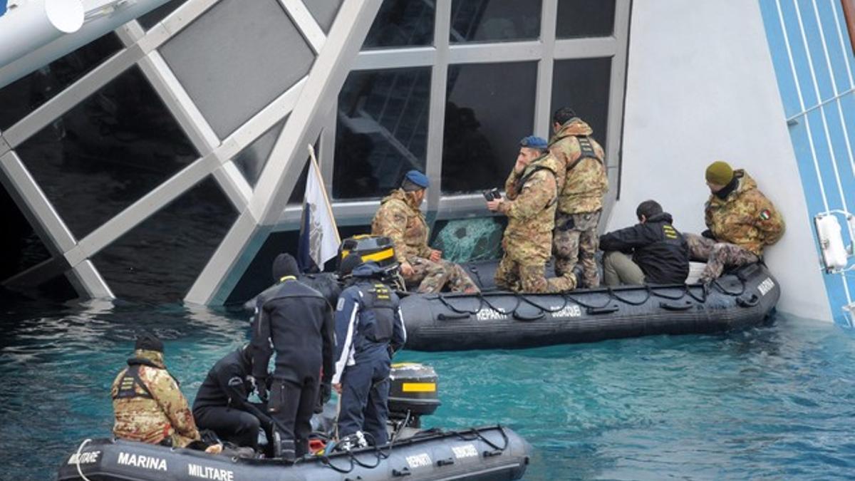 Submarinistas de la Guardia Costera italiana realizan labores de búsqueda de supervivientes del 'Costa Concordia', el pasado domingo.