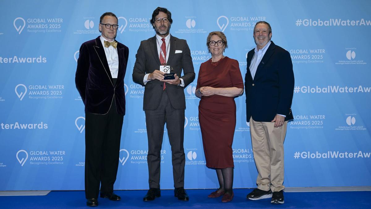 Ángel Fernández, CEO de Saur Spain, socio privado de Emalsa, tras recibir el Grifo de Oro que acredita a la compañía como miembro de la red Luow, en la Cumbre Mundial del Agua celebrada en París.