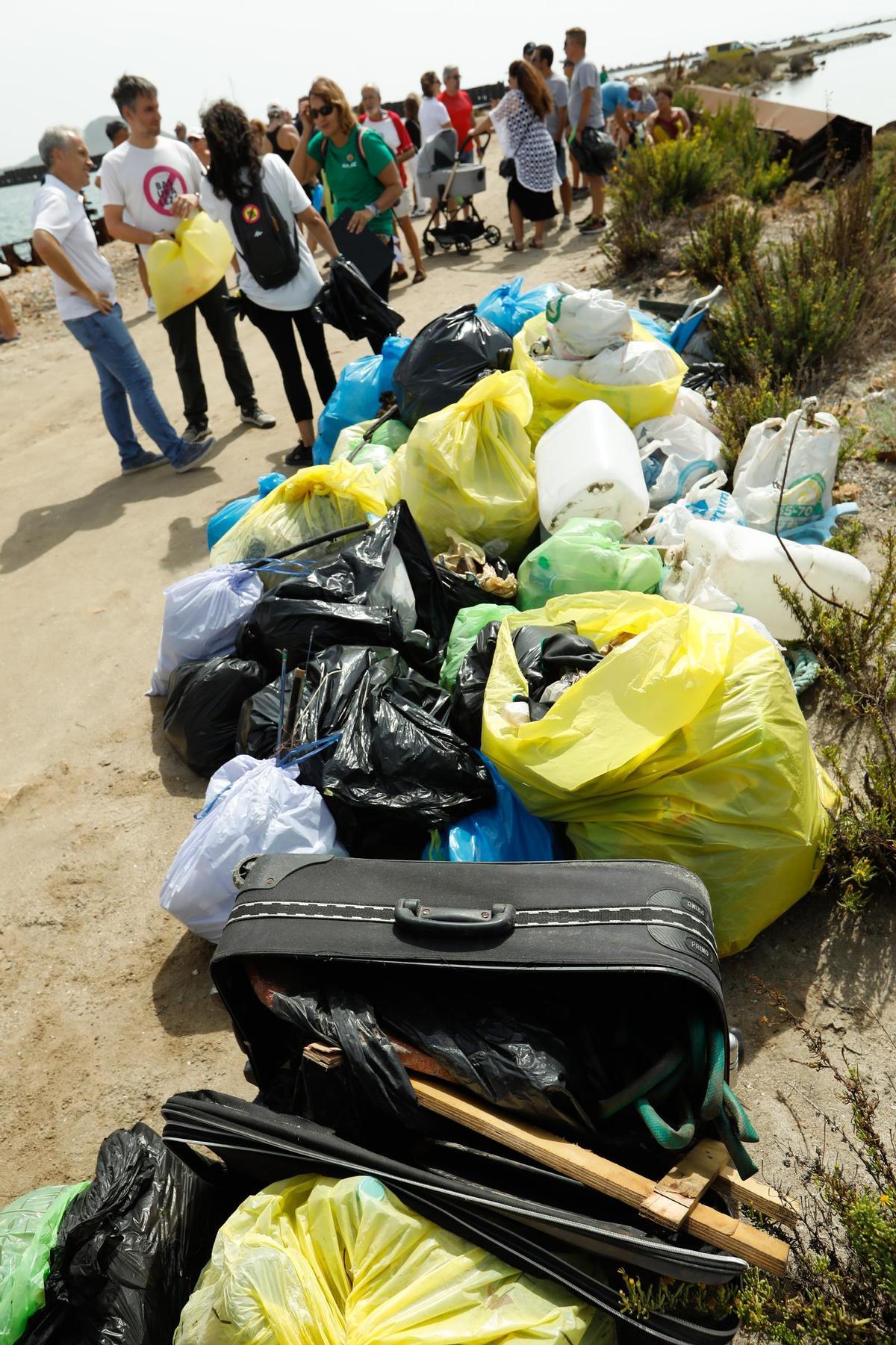 La reina Sofía recoge basura en el arenal de La Manga