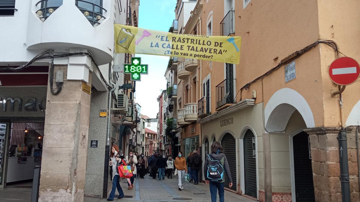 Cartel del rastrillo de la calle Talavera de Plasencia.