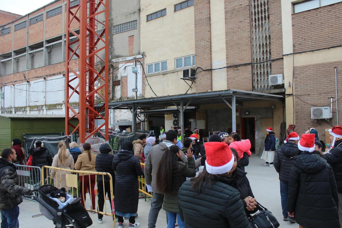 La fundació de sor Lucía reparteix regals entre 700 infants de famílies de la plataforma d'aliments