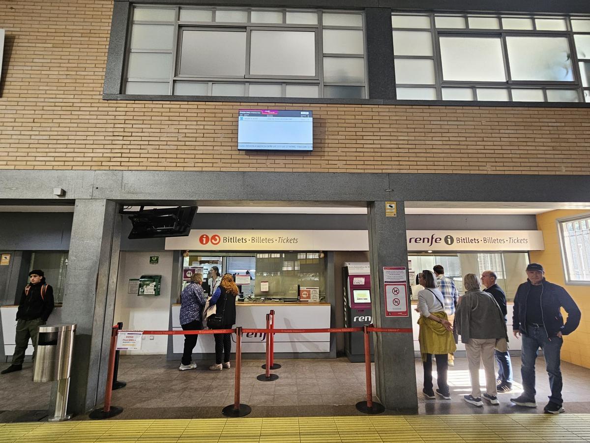 Algunos usuarios piden información en la estación.