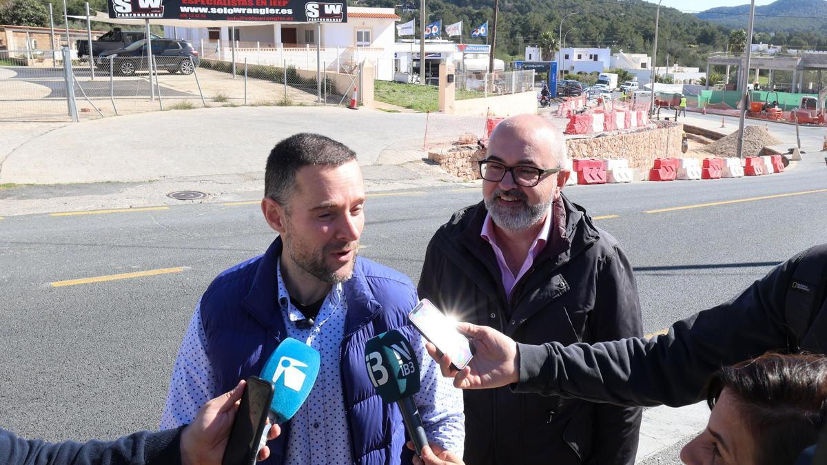 El vicepresidente del Consell de Ibiza, Mariano Juan, y el alcalde de Sant Josep, Vicent Roig, este martes en Sant Josep.