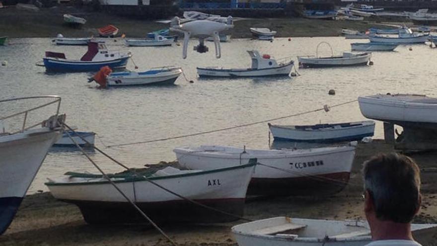 Imagen facilitada por la Policía Local de Arrecife del momento en que el dron sobrevolaba el Charco de San Ginés