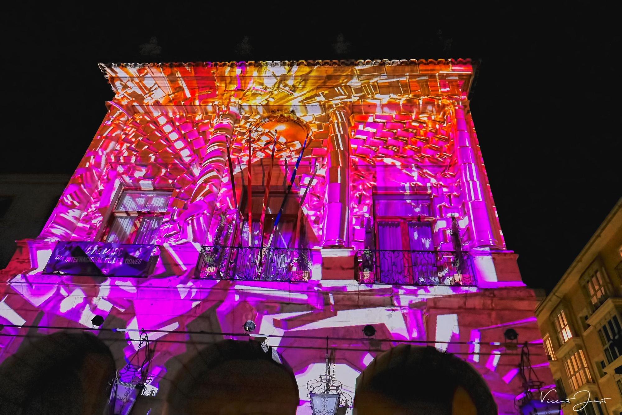 El espectacular videomaping en la fachada del Ayuntamiento de Gandia por el Dia de la Dona