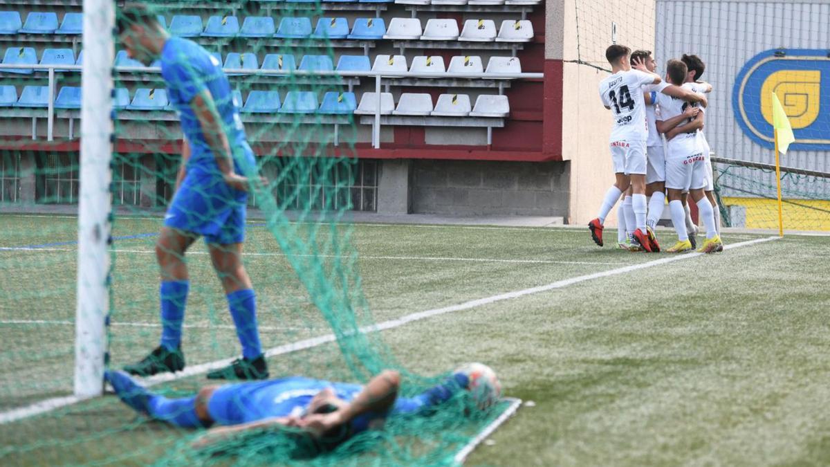 Los jugadores del Silva celebran un gol, con dos del Arteixo lamentándose. |  // ARCAY/ROLLER AGENCIA