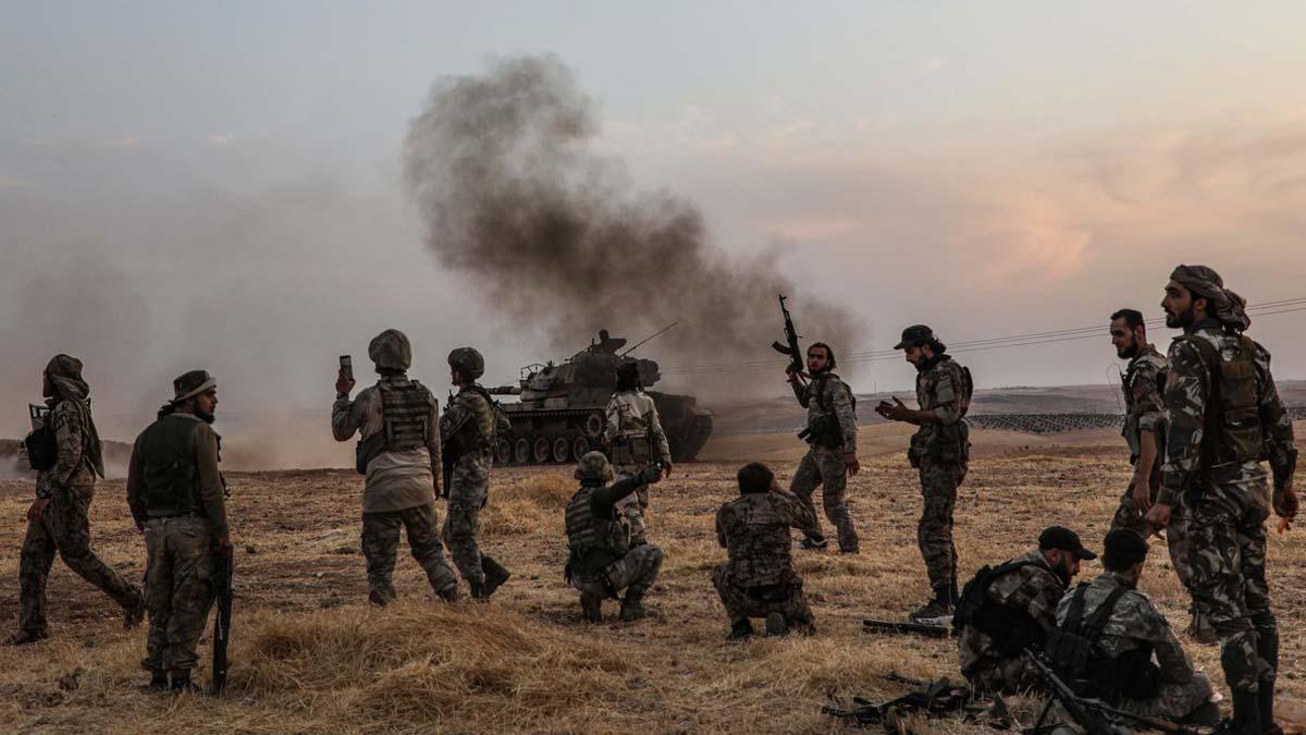 Soldados turcos y combatientes sirio, en las afueras de Manbij, cerca de la frontera. 