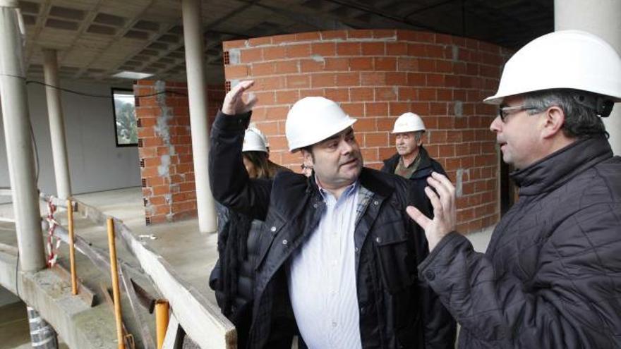 Agustín Iglesias Caunedo habla con Ignacio Ruiz Latierro, ingeniero municipal, con Elías Vega, técnico del Ayuntamiento, al fondo.