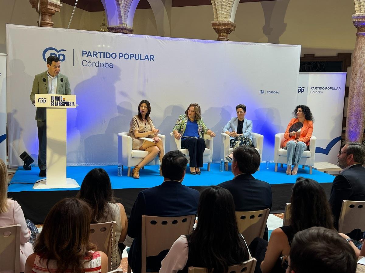 Juanma Moreno interviene en el foro de mujeres empresarias, en Lucena.