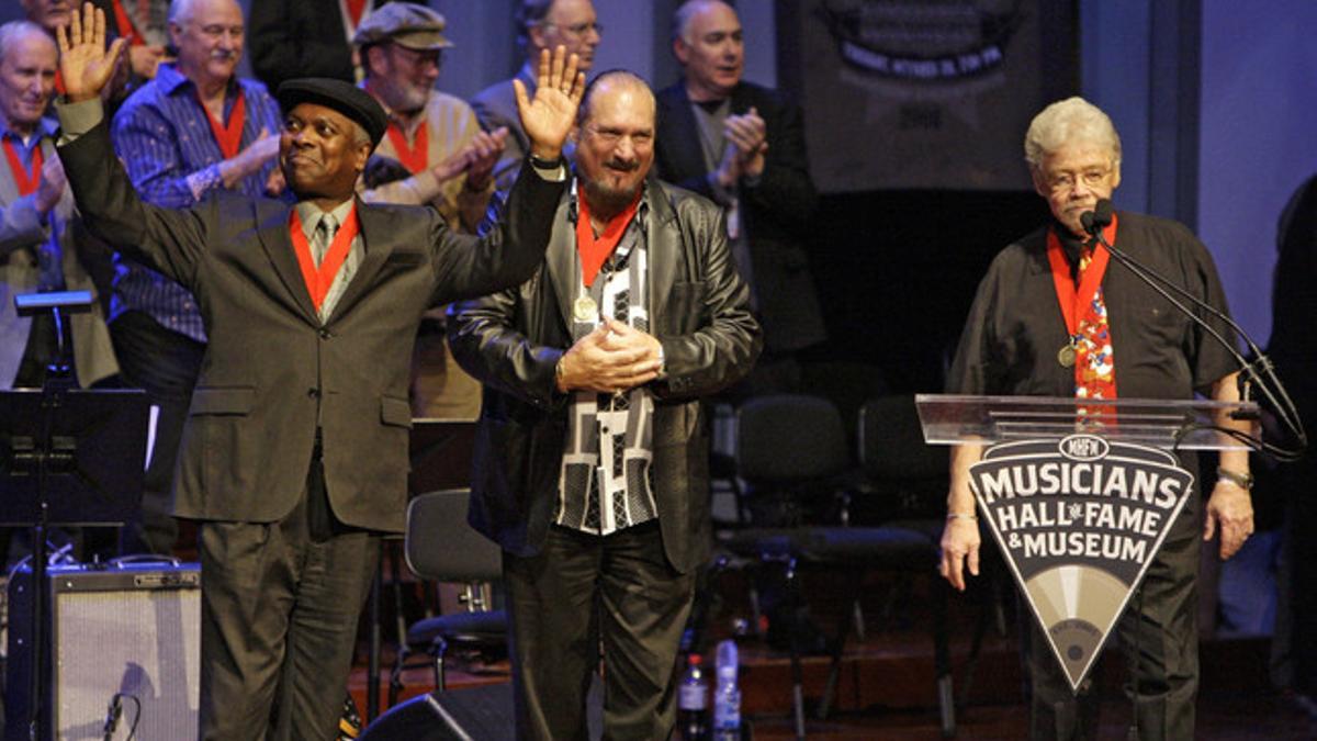 Donald 'Duck' Dunn (derecha), junto a Booker T. Jones (izquierda) y Steve Cropper, al acceder al Salón de la Fama de Rock and Roll en Nashville, en el 2008.