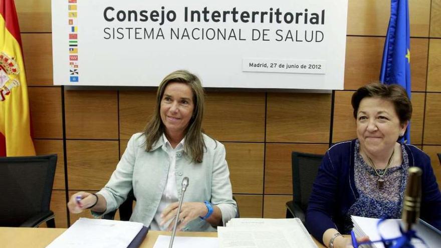 La ministra, Ana Mato, y la secretaria general de Sanidad, Pilar Farjas, en una imagen de archivo.