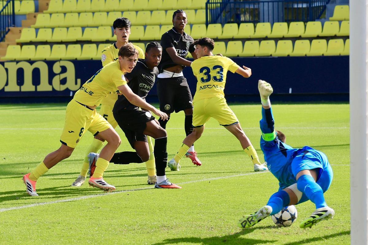Parada el portero Pau Polo en la primera parte donde el City apretó de lo lindo.