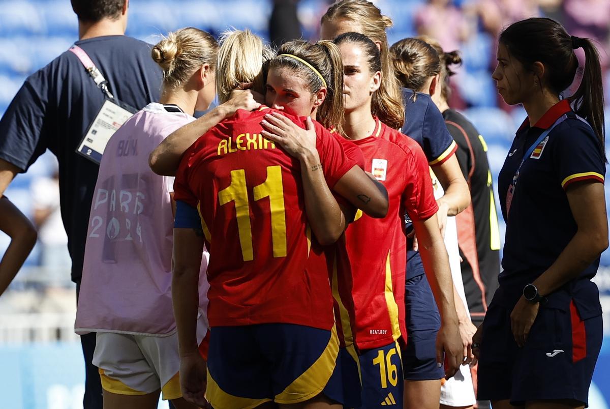 Mariona y Alexia se abrazan tras perder ante Alemania