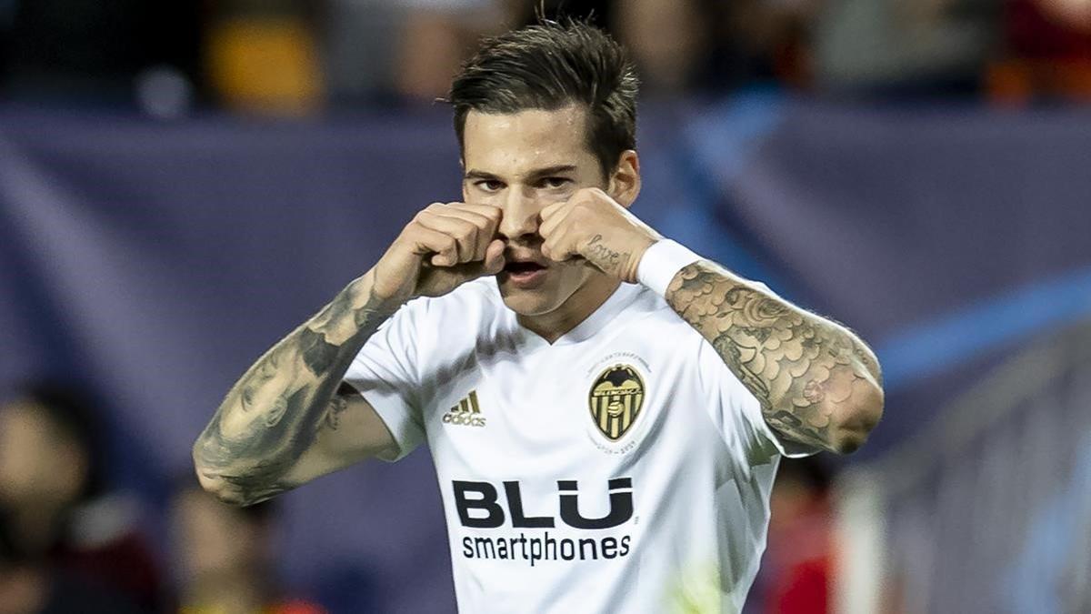 Santi Mina celebra el primer gol del Valencia.