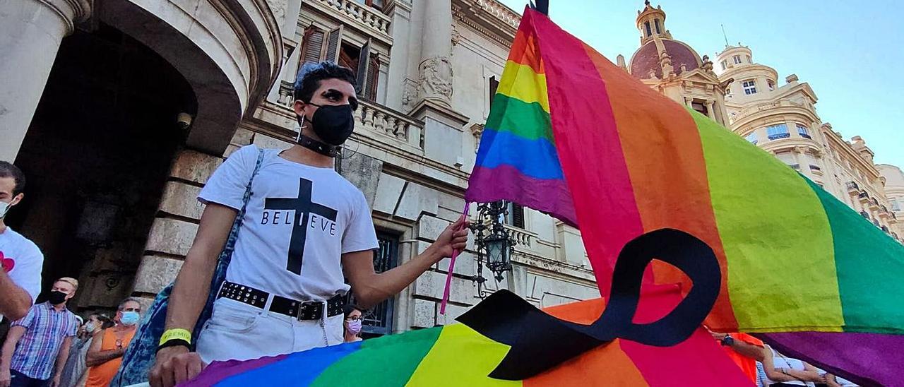 Concentración por el asesinato de Samuel Luiz en la plaza del ayuntamiento de València.  | F.BUSTAMANTE