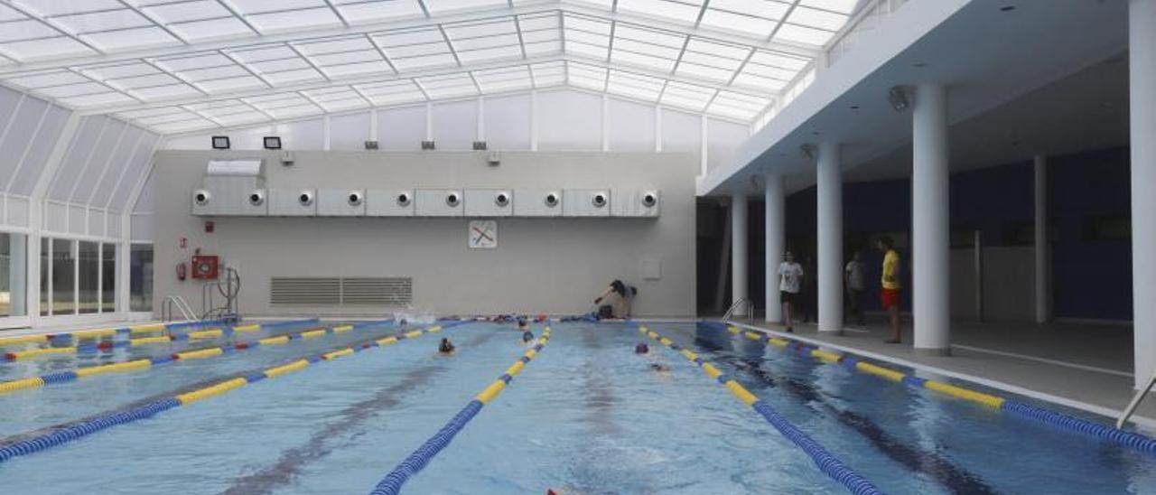 Imagen de archivo de una de las sesiones diarias en la piscina climatizada de Les Pereres. | PERALES IBORRA
