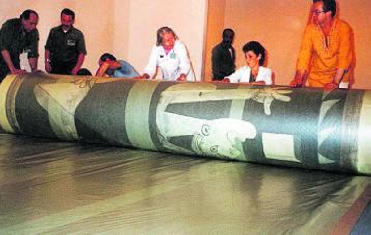 Empleados del MoMA
embalan la obra de 
Picasso para su 
traslado. información