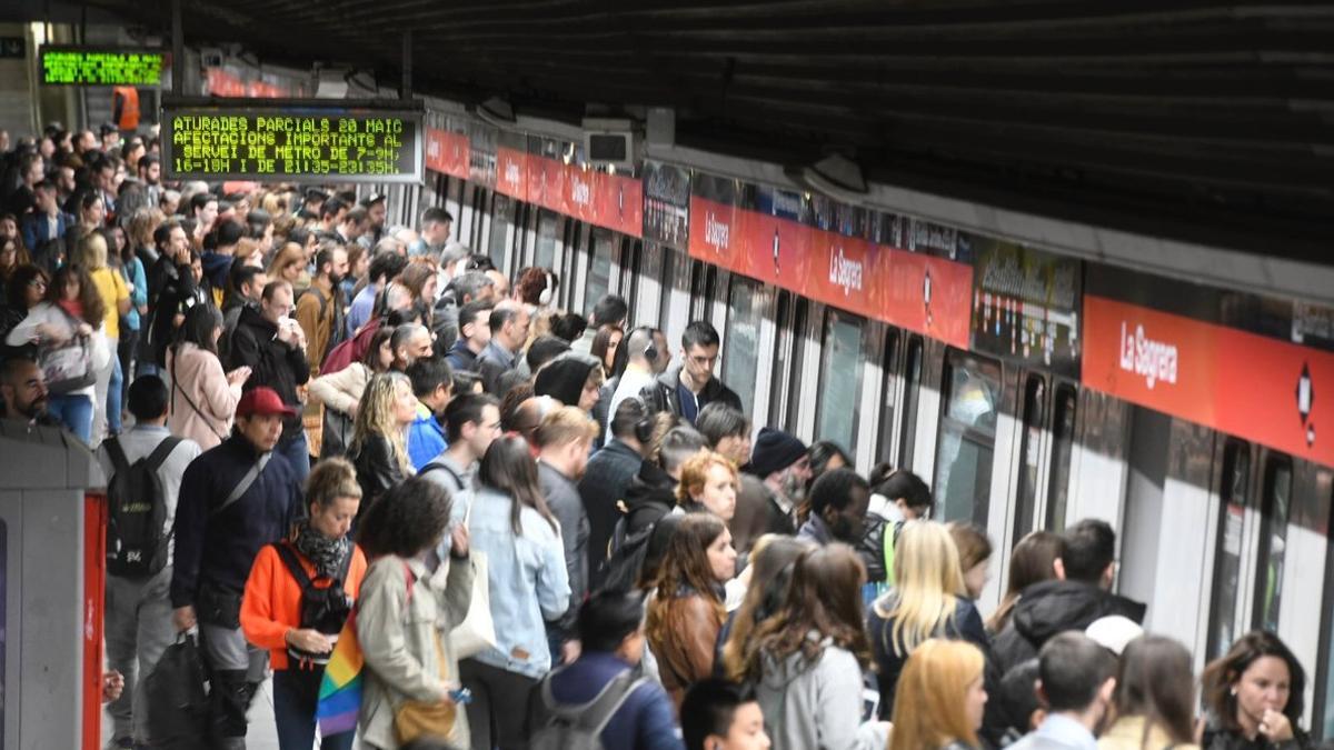 Acumulación de pasajeros en la estación de metro de La Sagrera, en la jornada de huelga