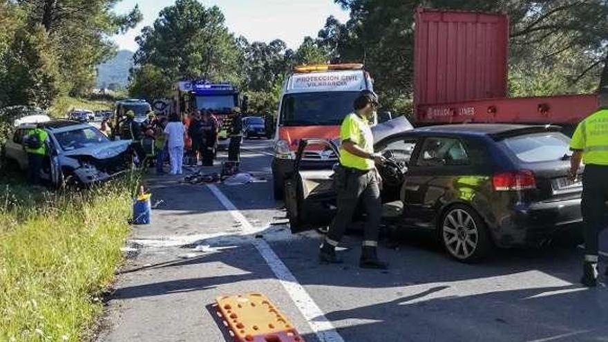 Estado en el que quedó el vehículo que, presuntamente, invadió el carril contrario, en la carretera PO-548, a la altura de Abalo. // FdV