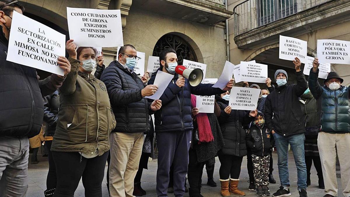 Veïns de Font de la Pólvora tornen a protestar pels talls de llum