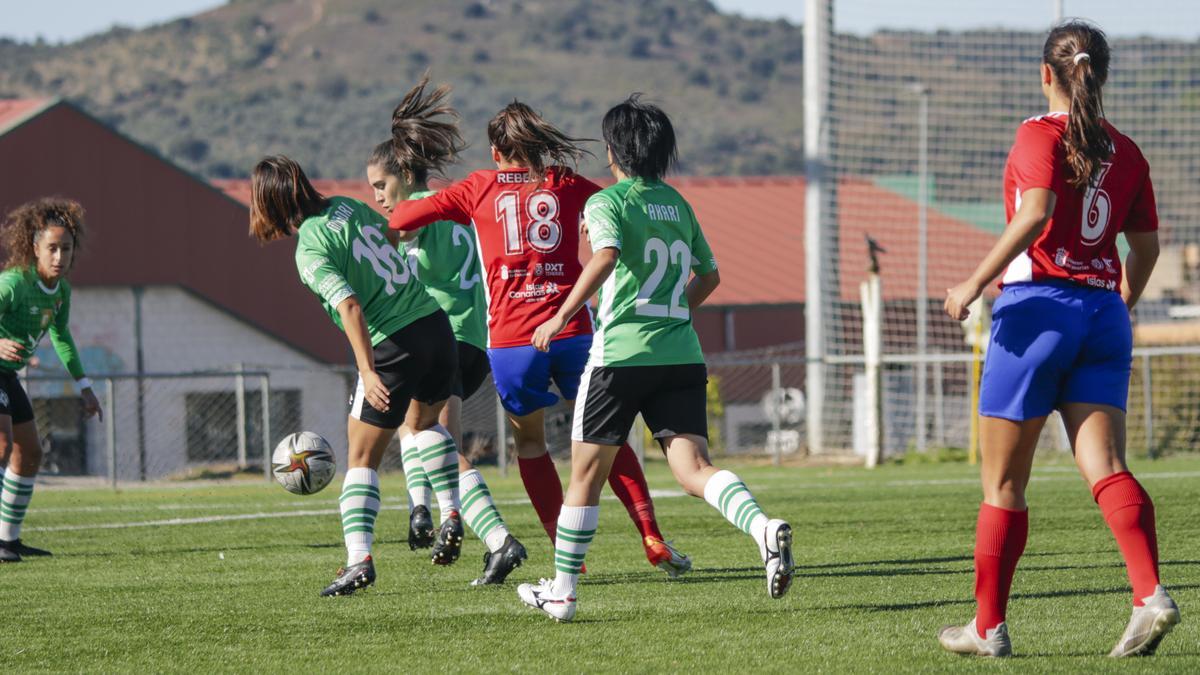 Jugadoras de Cacereño y Real Unión de Tenerife pugnan por el balón.