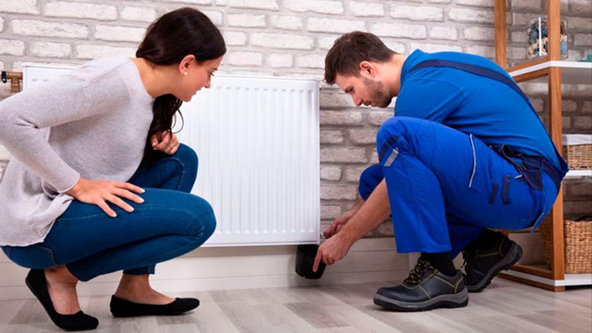 El truco para purgar el radiador para reducir la factura de la calefacción y evitar humedades