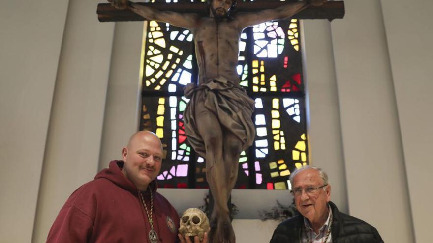 Celestino Rodríguez y Manuel Carrera, junto al Crucificado.